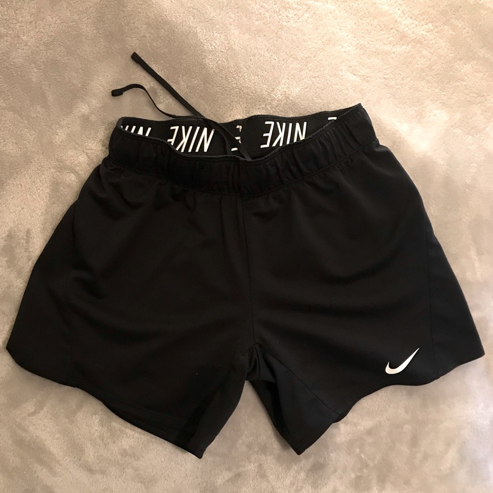 Women’s Nike black athletic shorts size can